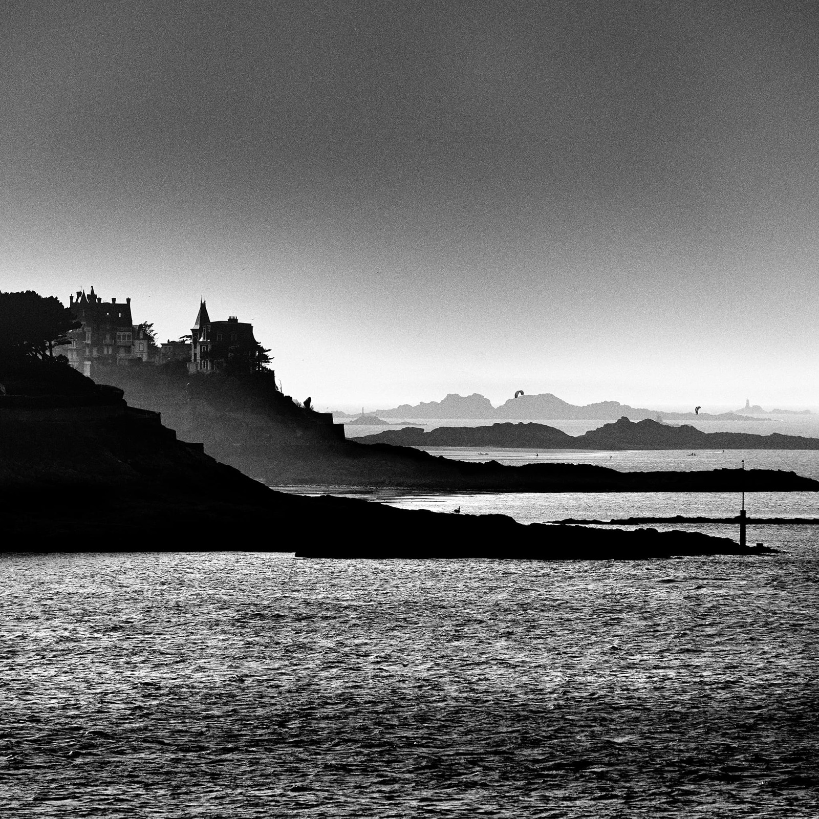 Dinard se découpe entre noir et blanc sur fond de mer - Mars 2022