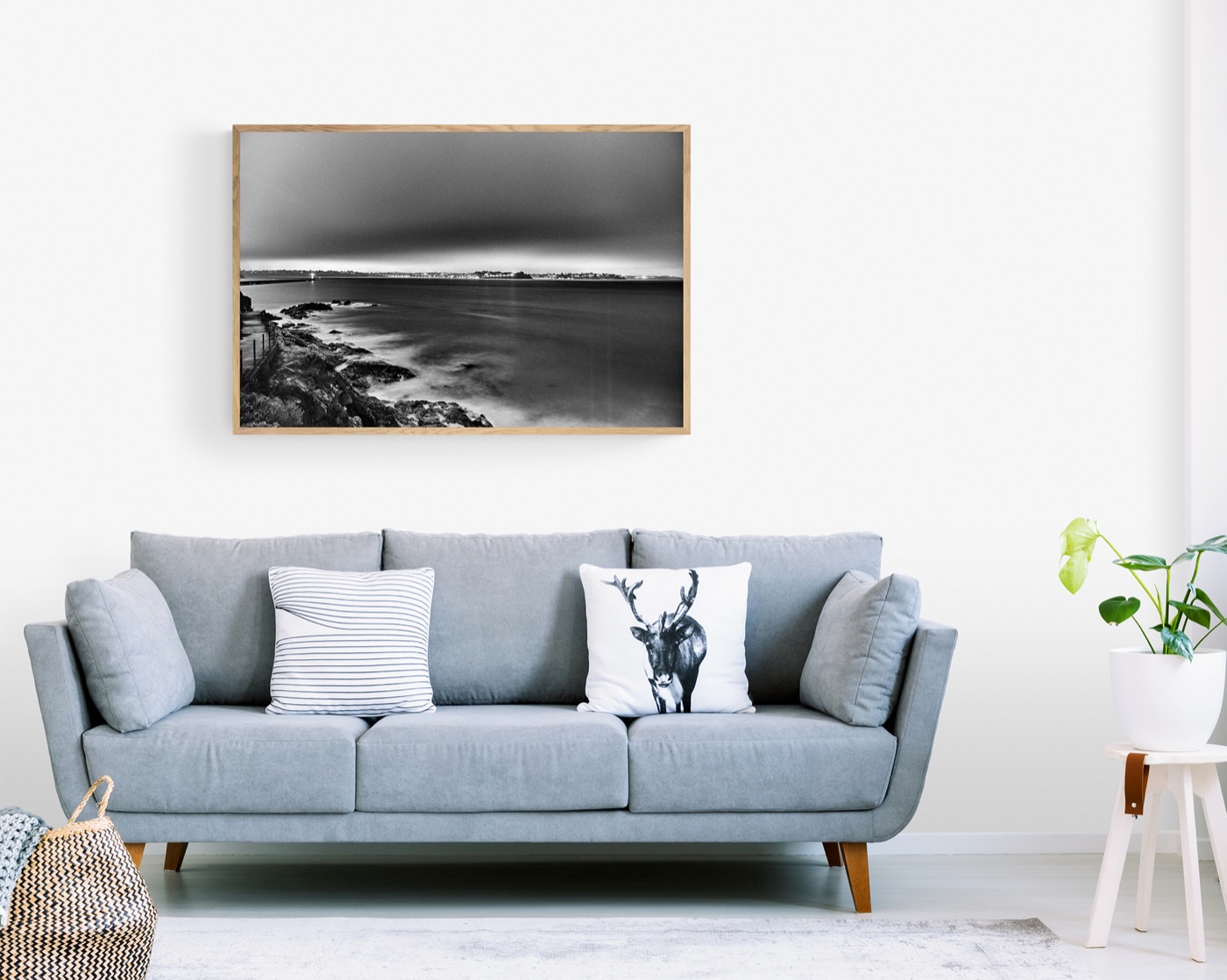 Un tirage de Saint-Malo en noir et blanc dans un intérieur